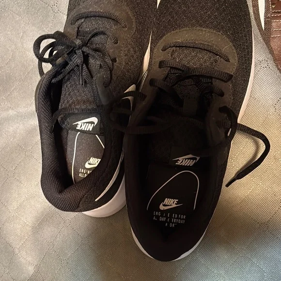 Nike Black Athletic Shoes - Picture 2 of 6